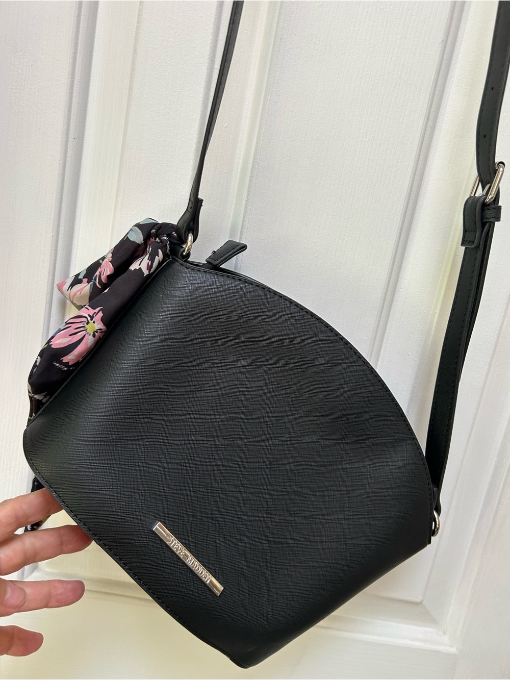 Steve Madden Black Textured Crossbody w/Gold Logo Bar, matching SM scarf. Fancy!